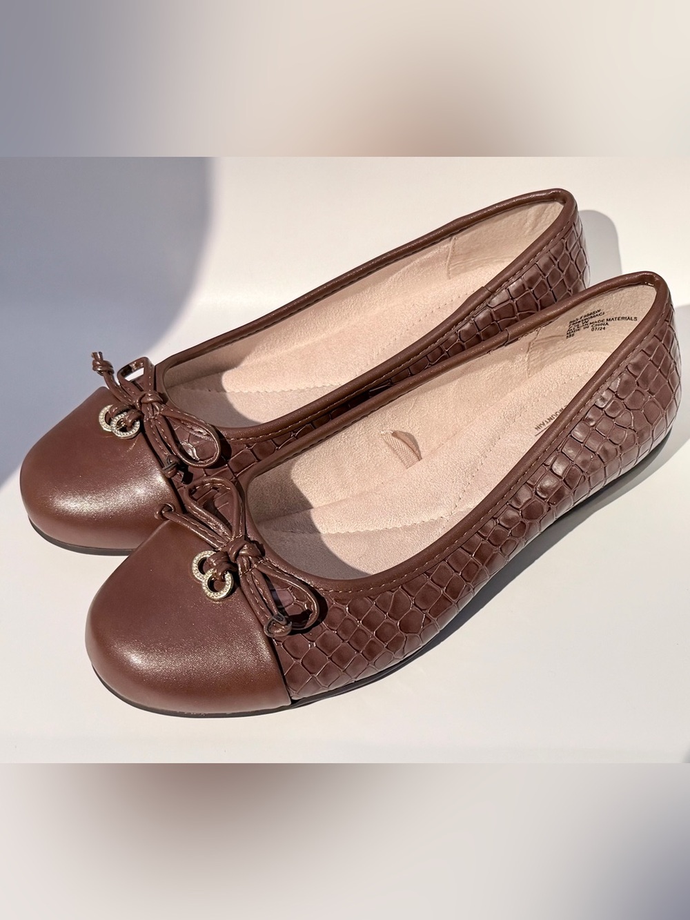 Cliffs by WHITE MOUNTAIN Brown Croc Trim Ballet Flats Bow Size 7.5